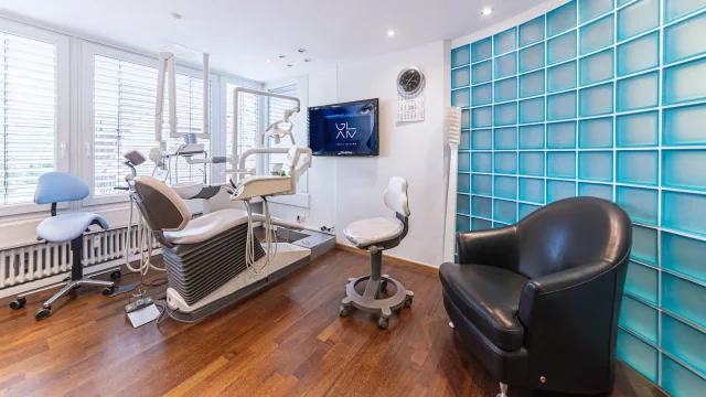 Modernes Behandlungszimmer bei Glam Smile