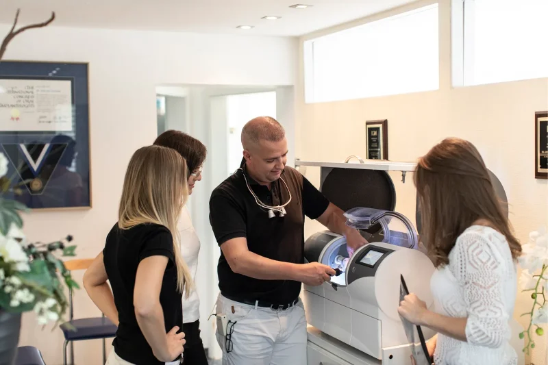 Arne von Sternheim zeigt dem Team die CEREC-Schleifeinheit