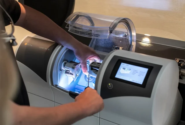 CEREC MC XL: Zahnersatz aus Keramik in der Praxis gefertigt
