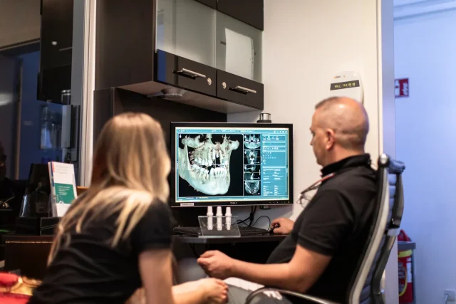 3D-Diagnostik: Arne von Sternheim bespricht eine DVT-Aufnahme