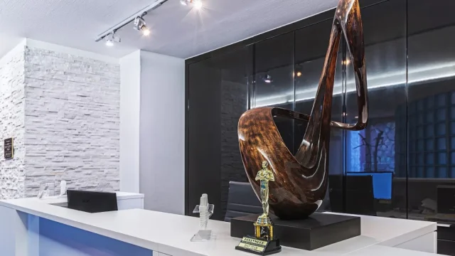 Empfang mit Holzskulptur und Auszeichnung