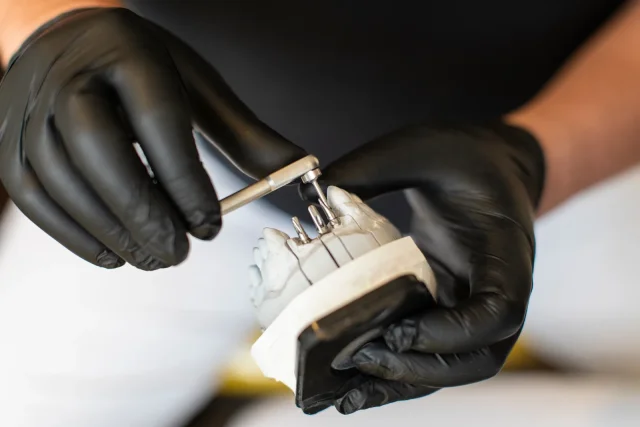 Präzisionsarbeit am Implantat-Modell