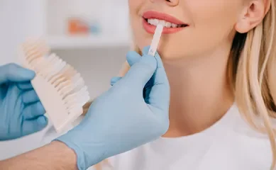 Strahlendes Lächeln nach dem Bleaching