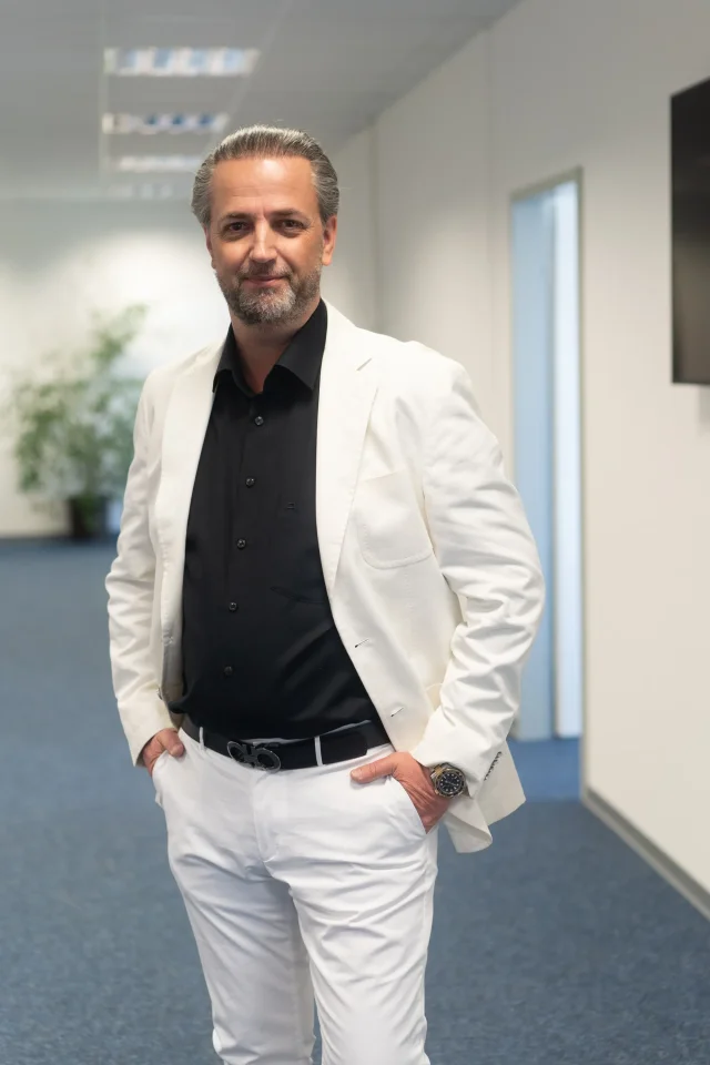 Arne von Sternheim berät eine Patientin mit Zahnmodell